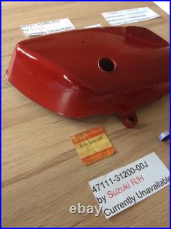 Suzuki GT750 NOS RIGHT SIDE PANEL CANDY GYPSY RED PT NO 47111-31200-00J