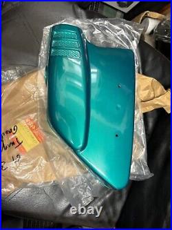 Suzuki gt380 j green side panel 47211-33000-215 NOS